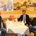У ресторану Мала Славија откривено спомен обележје Душану Митровићу, бившем директору листа Данас