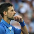 Novak je skinuo majicu, nisu skidali pogled sa jednog detalja! Mnogima je trn u oku, uvek ga nosi sa sobom!