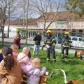 Vršački predškolci upoznali vatrogasce Deca oduševljena uniformom i opremom