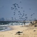 Britanija dostavila pomoć Gazi: Voda, brašno, konzerve bačene padobranima iz aviona