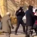 "Koga ćeš ti biješ?": Dekica heroj prišao da rastavi tuču, krenuo na grubijana, a nije znao da sve vreme snimaju film