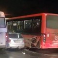 Nesreća u Valjevu: Sudar najmanje dva vozila, zadnji deo autobusa oštećen (video)