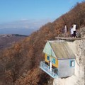 "Majstor Mikina kućica koja lebdi u vazduhu" - građevinski fenomen i turistička atrakcija Bele Palanke i Srbije ( FOTO)