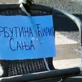 Studentska blokada mosta u Beogradu: Stolice sa imenima žrtava novosadske tragedije