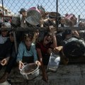 Američka kompanija koja umesto pomoći seje haos u Gazi: Palestinci u kavezima čekaju hranu, pa beže od metaka