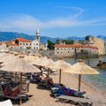 Na plaži u Crnoj Gori komplet ležaljki 150 evra: Jedni viču „Uništiće sezonu“, drugi kažu „I treba da košta toliko“…