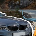 Zapanjujuća scena na putu u Crnoj Gori: Bmw iz Užica zaglavljen na ivici provalije, svi ga gledaju i krste se