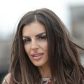 (Video) Ena Čolić ne liči na sebe: Promenila imidž, pa pokazala kako sada izgleda: Snima se sa Pejom u haljini pripijenoj uz…