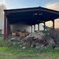 Veliki požar u čačanskom naselju Trbušani: zapalilo se 3.000 bala sena u pomoćnom objektu