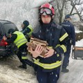 Ватрогасци, жандармерија и полиција на најуголрженијим местима: Из снега евакуисали до сада 37 особа, критично у 11 општина у…