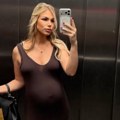 Sa 11 godina starijim pevačem čeka treće dete, a sad objavila selfi tik pred porođaj: U uskoj haljini u šopingu, sve se…