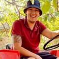 Naš pevač ima veliko imanje van Beograda: Vozi traktor, peče rakiju, a noću radi i peva (foto)