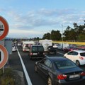 Novi snimak haosa na auto-putu: Pogledajte šta rade maskirani navijači dok sve stoji VIDEO