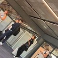 Žena na sve spremna! Breskvica ima dečka, ali kofer vuče sama: Uhvaćena dok čeka da se ukrca u avion (paparaco)