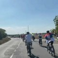 (VIDEO) Radovan Seratlić ponovo "pedala" sa studentima: Kažu da je kad god prolaze kroz Srbiju atmosfera dobra