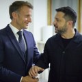 Smeh kroz suze smrti: Irski novinar kritikovao Zelenskog i Makrona