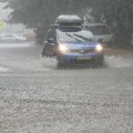 Ulice poplavljene, a kiša ne prestaje: Snažno nevreme pogodilo Smederevo, Veliku Planu i Vrelo kod Uba, saobraćaj paralisan…