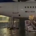 Dramatični video s frankfurtskog aerodroma: Na ulici gejzir, na pisti jezero, u zgradi bujica (foto/video)