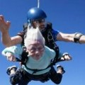 "Godine su samo broj" - žena iz Čikaga skočila s padobranom sa 104