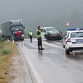 Kola smrskana, kamion u jarku: Teška nesreća kod Apatina, teško povređena jedna osoba