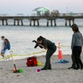 Brat (7) i sestra (5) kopali rupu na plaži, pesak se urušio i ubio devojčicu: Dečak u teškom stanju (foto)