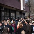 Bankari u odbrani kurtijeve otimačine u Severnoj Mitrovici redovi pred bankom, u Briselu danas razgovori o zabrani dinara