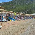 Flaša vode na plaži u crnoj gori 4,5€! Sezona počela, a cene u nekim mestima šokirale - ležaljke su paprene