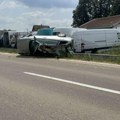 Naglo zakočio da izbegne sudar, pa sleteo sa puta i prevrnuo se: Saobraćajna nesreća u selu Belosavci kod Topole (foto)