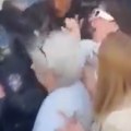 Zloupotreba starijih ljudi na delu; Sraman snimak: Blokaderi guraju baku na policiju VIDEO