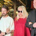 Vesna Zmijanac konačno u javnosti! Pridržavaju je dva muškarca, ona sa sunčanim naočarima, a odbila i da govori