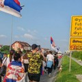 Stanovnici Veternika nakon današnje blokade kružnog toka idu u protestnu šetnju