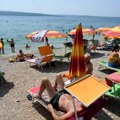Horor scena na plaži na Jadranu, devojčicu (2) zatekli bez svesti u plićaku: "Dete je poplavelo, posle nekoliko minuta..."…