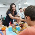 Tamara Vučić otvorila tribinu u okviru "Karavana roditeljstva" u Loznici i obišla dvojčicu koja boluje od cistične fibroze