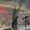 Tea Tairović oborila sve rekorde u Igalu: Hitovima zapalila primorje, stotine ljudi ispred diskoteke iz sveg glasa pevalo…
