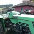 Nastradao traktorista Iznenada je izgubo kontrolu, pa se prevrnuo