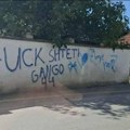 Na zidu dvorišta crkve u Kosovskoj Vitini ispisani pogrdni grafiti protiv Srba i SPC