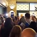 Građani ispred prostorija SNS-a na Voždovcu: Doneli mrtvački kovčeg i ubacili fantomku (video)