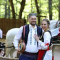 Svadba u srpskoj narodnoj nošnji: Stefan Rakić, poreklom iz Paraćina, sa izabranicom švajcarkinjom vraća se u Srbiju
