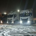 Mećava ih nije sprečila da stignu i podele radost: Vozači kamiona priredili spektakularnu akciju