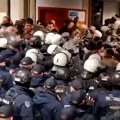 Studenti pokušali da blokiraju Filozofski fakultet u Novom Sadu, dekan pozvao policiju da interveniše