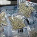 Saslušana dvojica osumnjičenih za trgovinu drogom: Policija u gepeku "golfa" i u stanu na Zvezdari pronašla 75 kilograma…