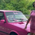 Jelena iz Trstenika prava je atrakcija! Kada prođe gradom svi gledaju njen roze "jugo" u Barbi verziji