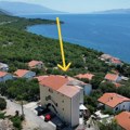 Stan na Jadranu privukao pažnju kupaca: Pogled na more, dva balkona i parking! Cena 4.400 po kvadratu (foto)