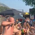 Kida, pa im lubenicu gura u usta i poliva alkoholom: Novi haos na nastupu Desingerice u CG