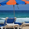 Za koga čuvaju plažu? Ležaljke na crnogorskoj obali čak 240 evra, turista nigde.