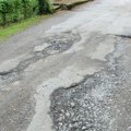Kreni-promeni: Počinjemo sami da krpimo rupe na kolovozu, jer vlast to neće da radi