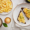 Nutricionisti otkrivaju šta je bolji izbor za više proteina - jaja ili zrnasti sir