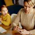 Ne pitajte „šta je za domaći”, piše! Ako vam telefon zvrcka ceo dan zbog roditeljske vajber grupe, ovo ćete razumeti – evo…