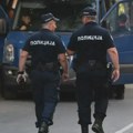 Građani se okupili ispred policijske stanice u Kuli gde je priveden osumnjičeni za napad na aktivistu SNS-a, protestuju zbog…