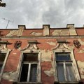 VIDEO: Još jedno kulturno dobro u Zrenjaninu propada - fasada zgrade Vilmoša Hercfelda u sve lošijem stanju